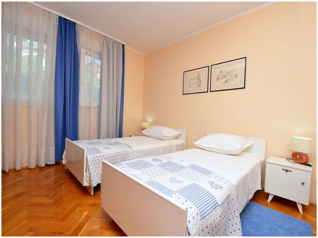 Apartment Laura Podstrana Rum bild